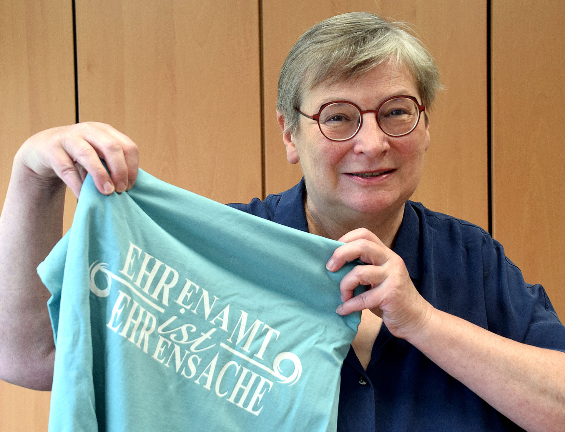 Martina Wisnewski hält ein T-Shirt hoch