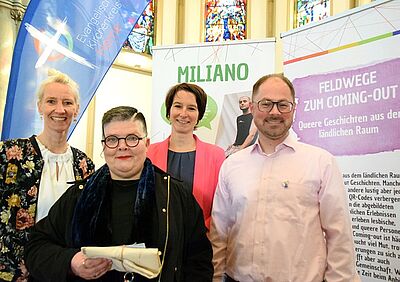 Jana Hansjürgen (Landesfachstelle blick*), Superintendentin Claudia Reifenberger, Nicole Richter, Gleichstellungsbeauftragte der EKvW und Pfarrer Thorsten Maruschke stellten die Ausstellung "Feldwege zum Coming out" vor.