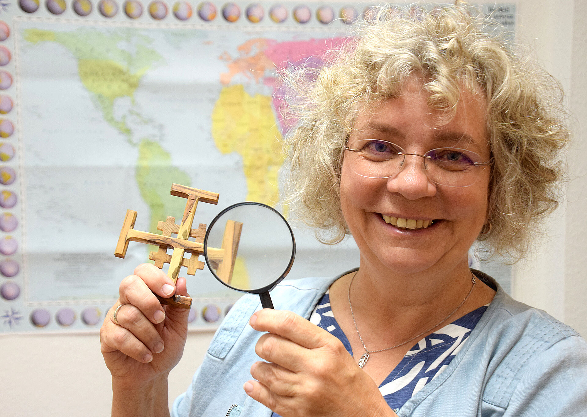 Petra Stach-Wittekind mit Kreuz und Lupe in der Hand