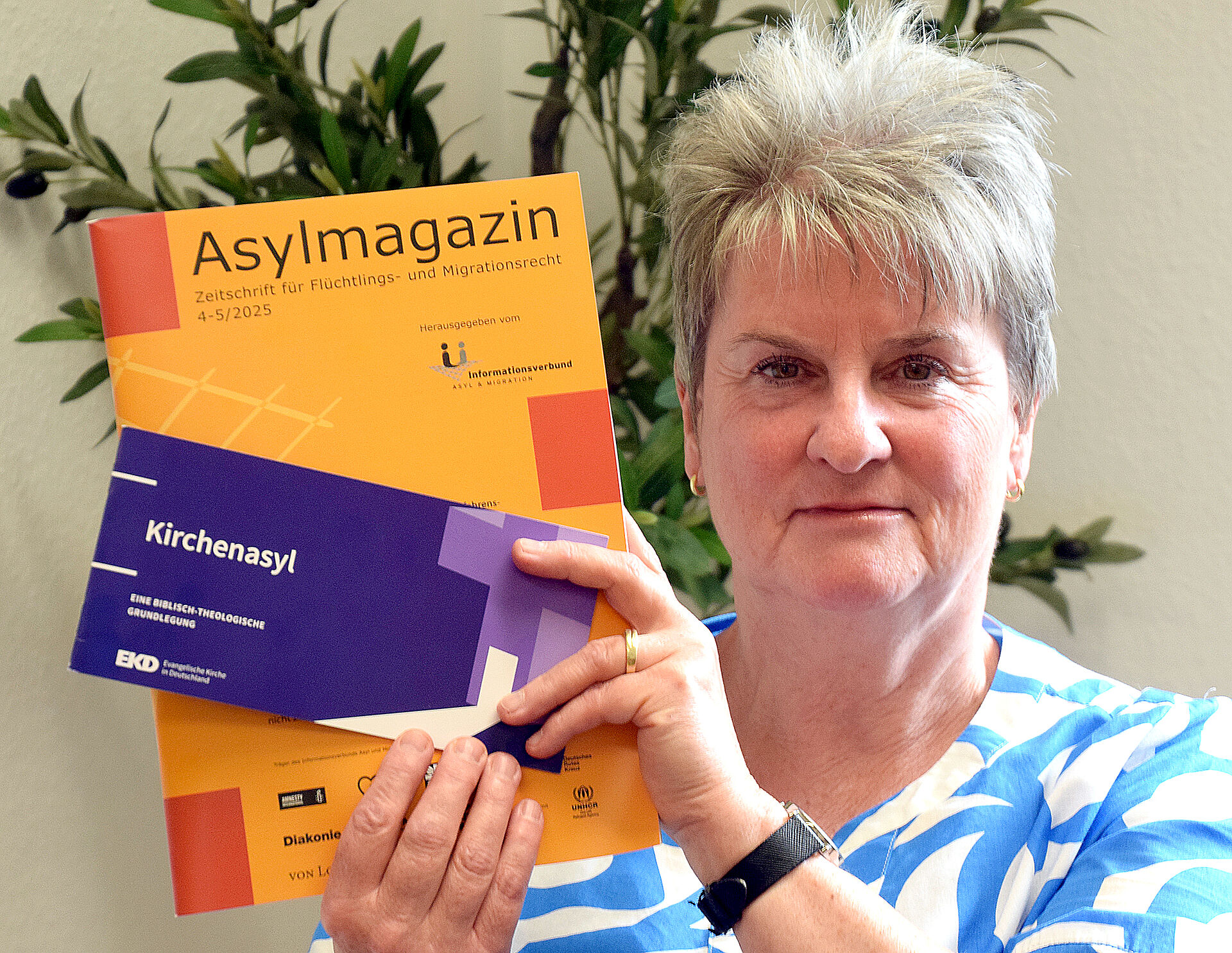 Katja Jähnel mit Büchern in der Hand