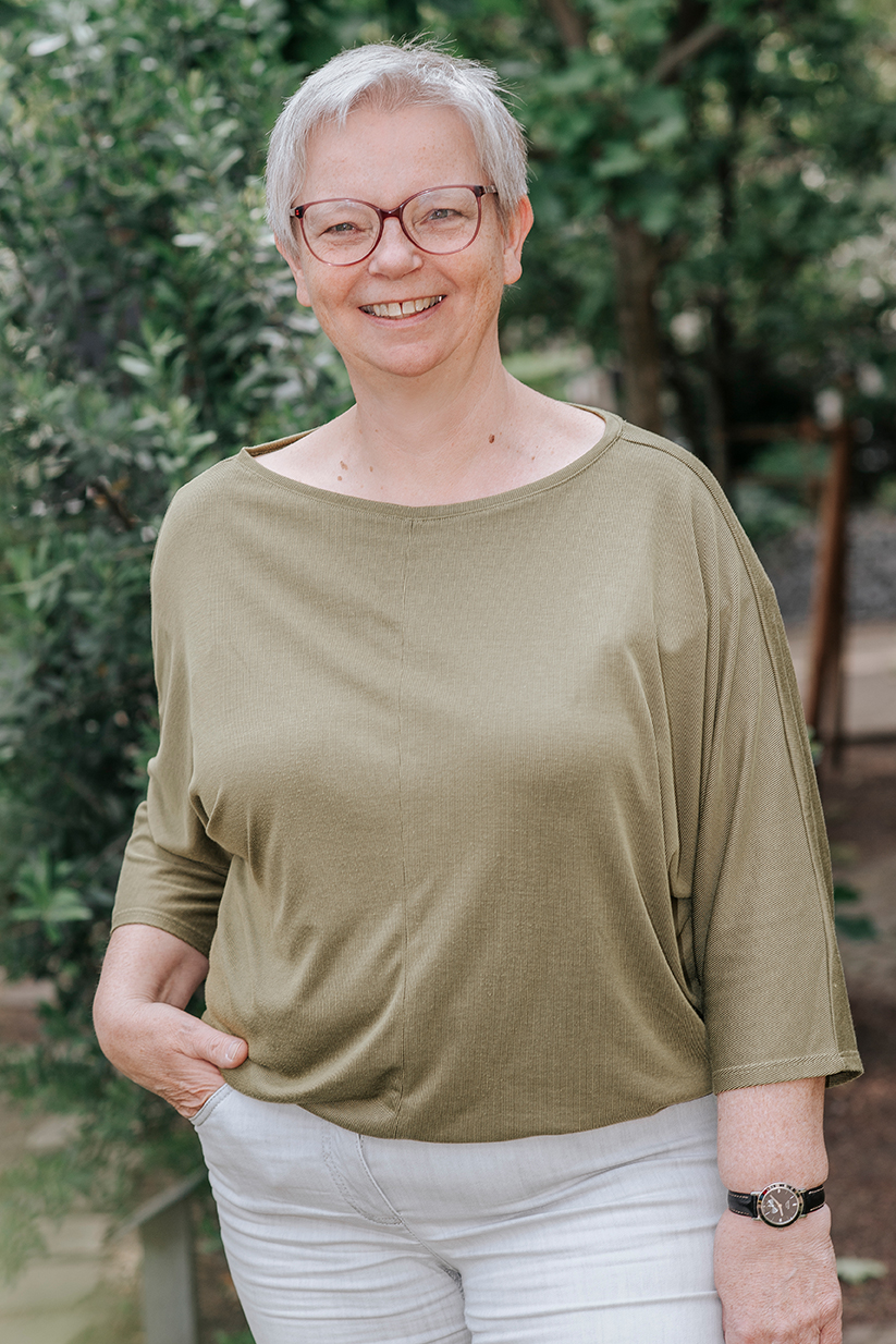 Frau, die eine Gruppe leitet