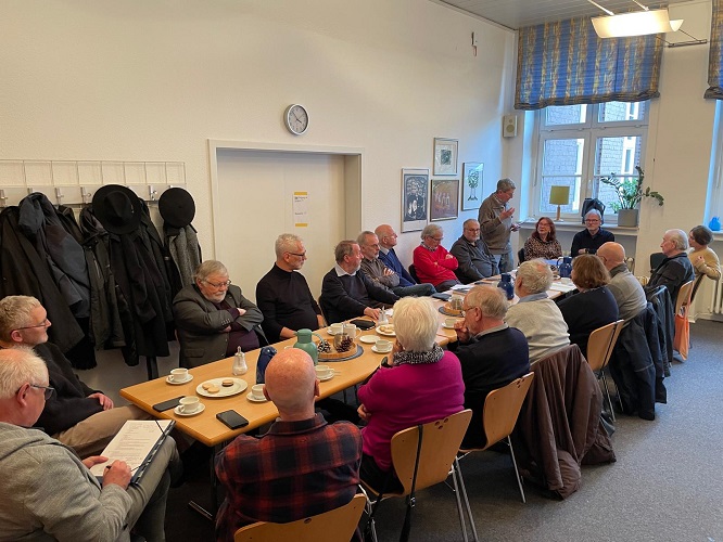 Menschen sitzen an einem Tisch