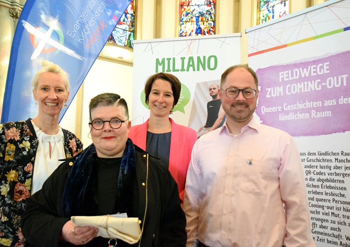 Jana Hansjürgen (Landesfachstelle blick*), Superintendentin Claudia Reifenberger, Nicole Richter, Gleichstellungsbeauftragte der EKvW und Pfarrer Thorsten Maruschke stellten die Ausstellung "Feldwege zum Coming out" vor.