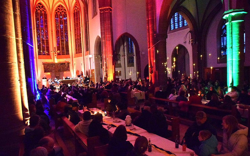 Illuminierte Kirche beim Harry Potter Gottesdienst