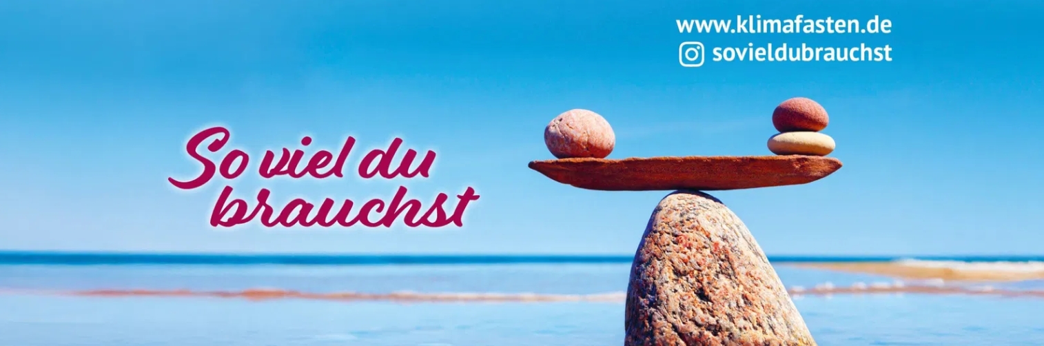 gestapelte Steine und eine Überschrift zum Klimafasten